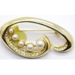 1970s gold plated brooch, L: 60 mm, 17.4g. P&P Group 1 (£14+VAT for the first lot and £1+VAT for