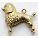 9ct yellow gold 1970s toy poodle dog charm, L: 2.5 cm, 1.2g. P&P Group 1 (£14+VAT for the first