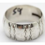 Vintage 1970s diamond cut wedding band, size N/O, W: 10 mm. P&P Group 1 (£14+VAT for the first lot