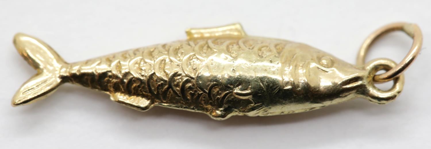 9ct yellow gold vintage fish charm with scales detail, L: 23 mm, 0.5g. P&P Group 1 (£14+VAT for