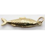 9ct yellow gold vintage fish charm with scales detail, L: 23 mm, 0.5g. P&P Group 1 (£14+VAT for