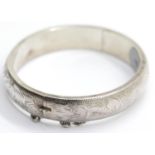 Vintage ladies 925 silver hinged bangle with safety chain, D: 65 mm, 19g. P&P Group 1 (£14+VAT for