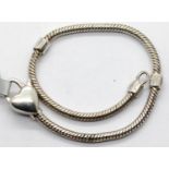 925 silver snake bracelet with heart clasp, L: 19.5 cm. P&P Group 1 (£14+VAT for the first lot