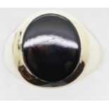 Gents 9ct gold oval onyx ring, size R, 4.2g. P&P Group 1 (£14+VAT for the first lot and £1+VAT for