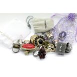 Box of mixed costume jewellery rings. P&P Group 1 (£14+VAT for the first lot and £1+VAT for