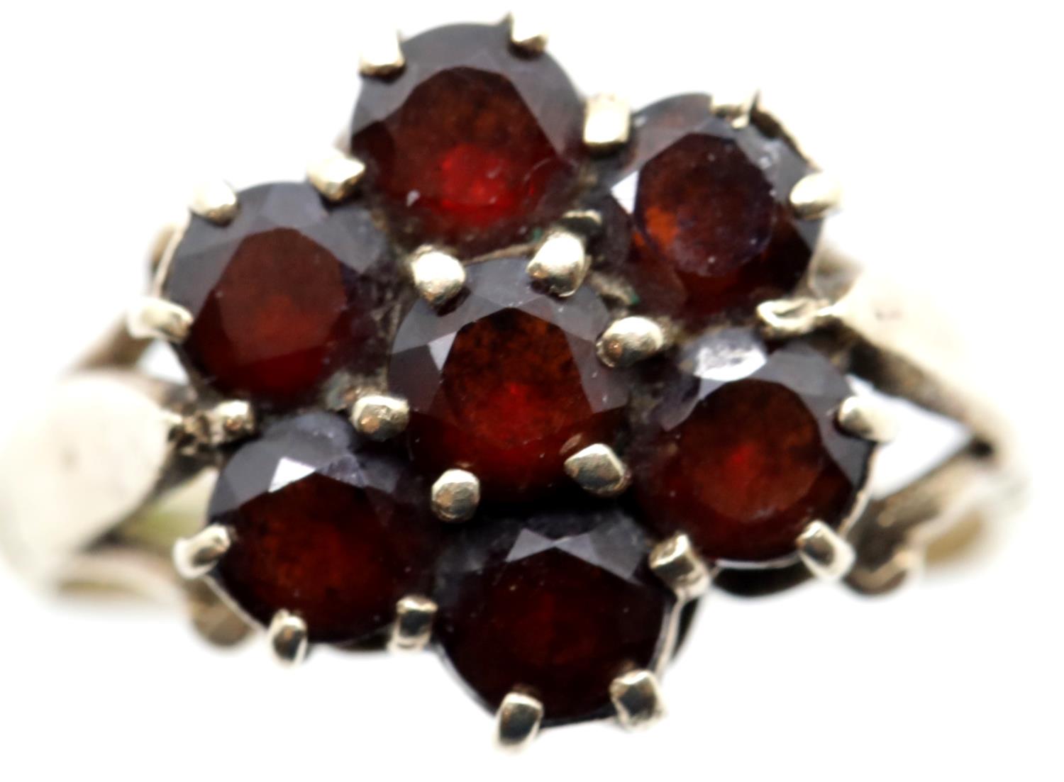 Ladies 9ct gold and seven stone garnet daisy cluster ring, size K, 3.3g. P&P Group 1 (£14+VAT for