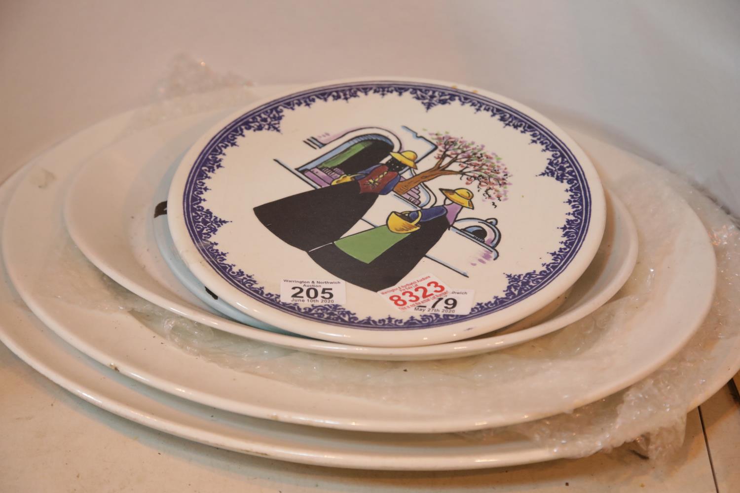 Ceramic plaques and large plates. P&P Group 3 (£25+VAT for the first lot and £5+VAT for subsequent