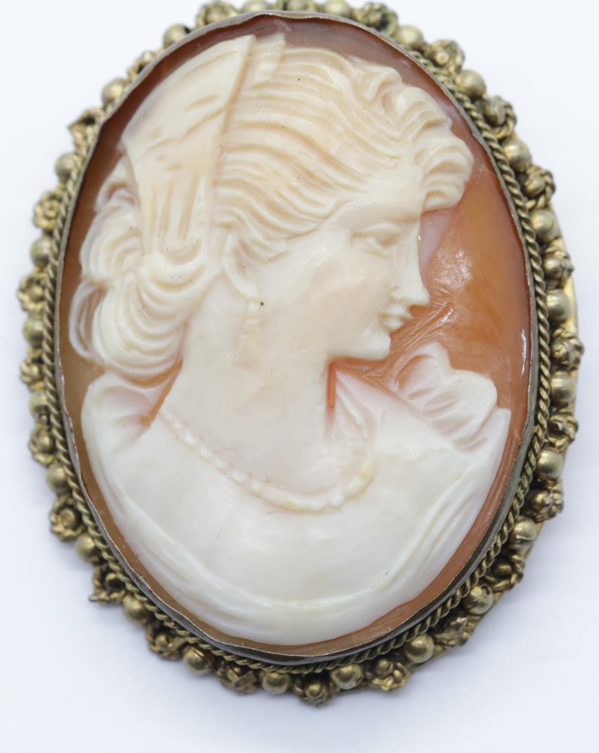 Ladies yellow metal fancy edge cameo brooch, L: 4.5cm. P&P Group 1 (£14+VAT for the first lot and £