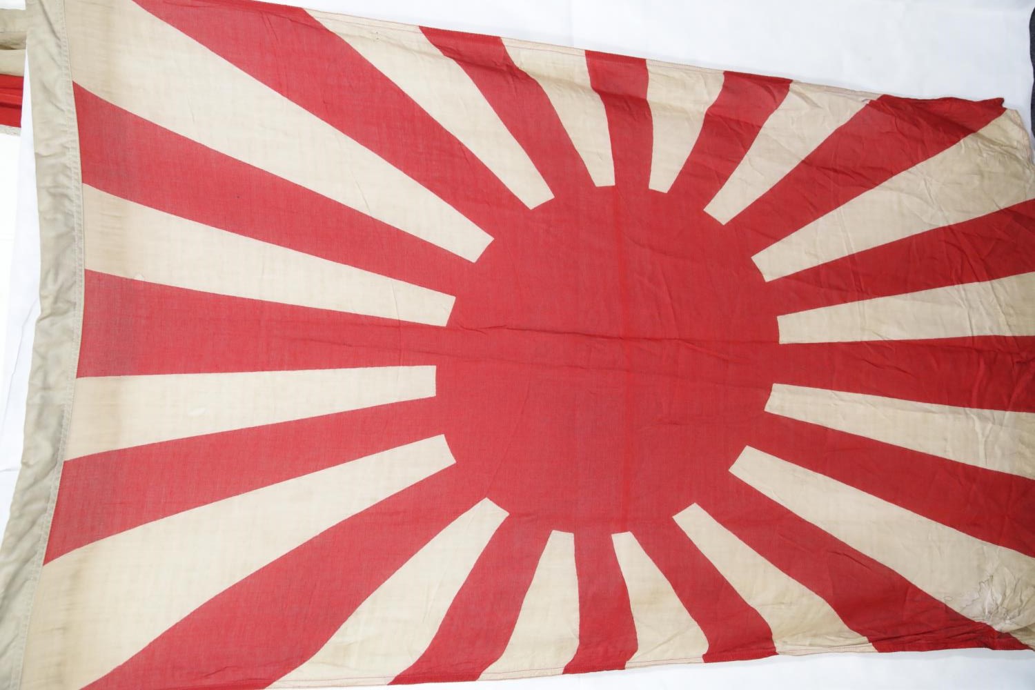 Japanese WWII style flag, 142 x 87 cm. P&P Group 1 (£14+VAT for the first lot and £1+VAT for