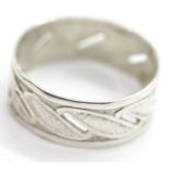 Silver ornate band ring, size R. P&P Group 1 (£14+VAT for the first lot and £1+VAT for subsequent