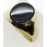 Gents 9ct gold oval onyx ring, size R, 4.2g. P&P Group 1 (£14+VAT for the first lot and £1+VAT for