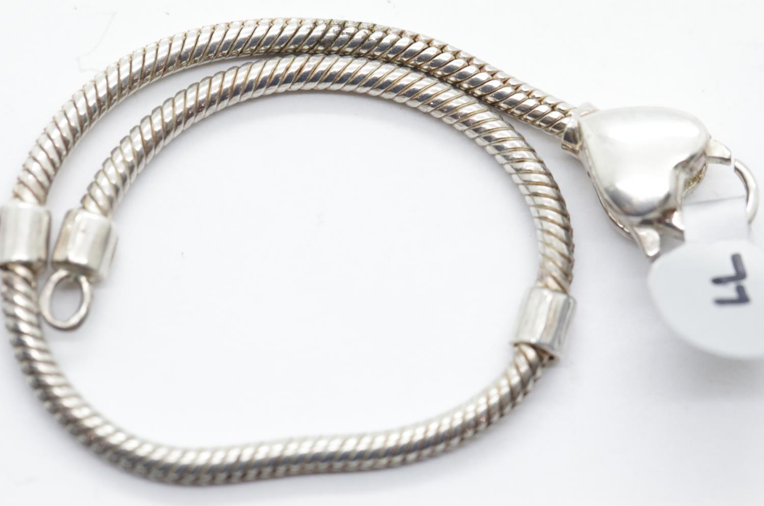 925 silver snake bracelet with heart clasp, L: 19.5 cm. P&P Group 1 (£14+VAT for the first lot - Image 2 of 2