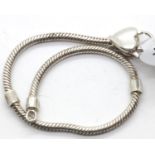 925 silver snake bracelet with heart clasp, L: 19.5 cm. P&P Group 1 (£14+VAT for the first lot
