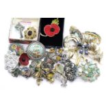 Box of mixed costume and fashion jewellery brooches. P&P Group 1 (£14+VAT for the first lot and £1+