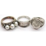 Three silver rings and two thimbles. P&P Group 1 (£14+VAT for the first lot and £1+VAT for