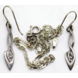 Vintage twisted curb ankle chain and a pair of silver drop earrings, chain L: 23 cm. P&P Group 1 (£