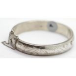 Vintage ladies 925 silver hinged bangle with safety chain, D: 65 mm, 19g. P&P Group 1 (£14+VAT for