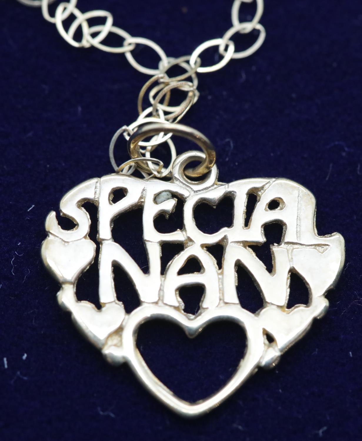 Boxed 9ct yellow gold Special Nan pendant and chain 1.0g . P&P Group 1 (£14+VAT for the first lot