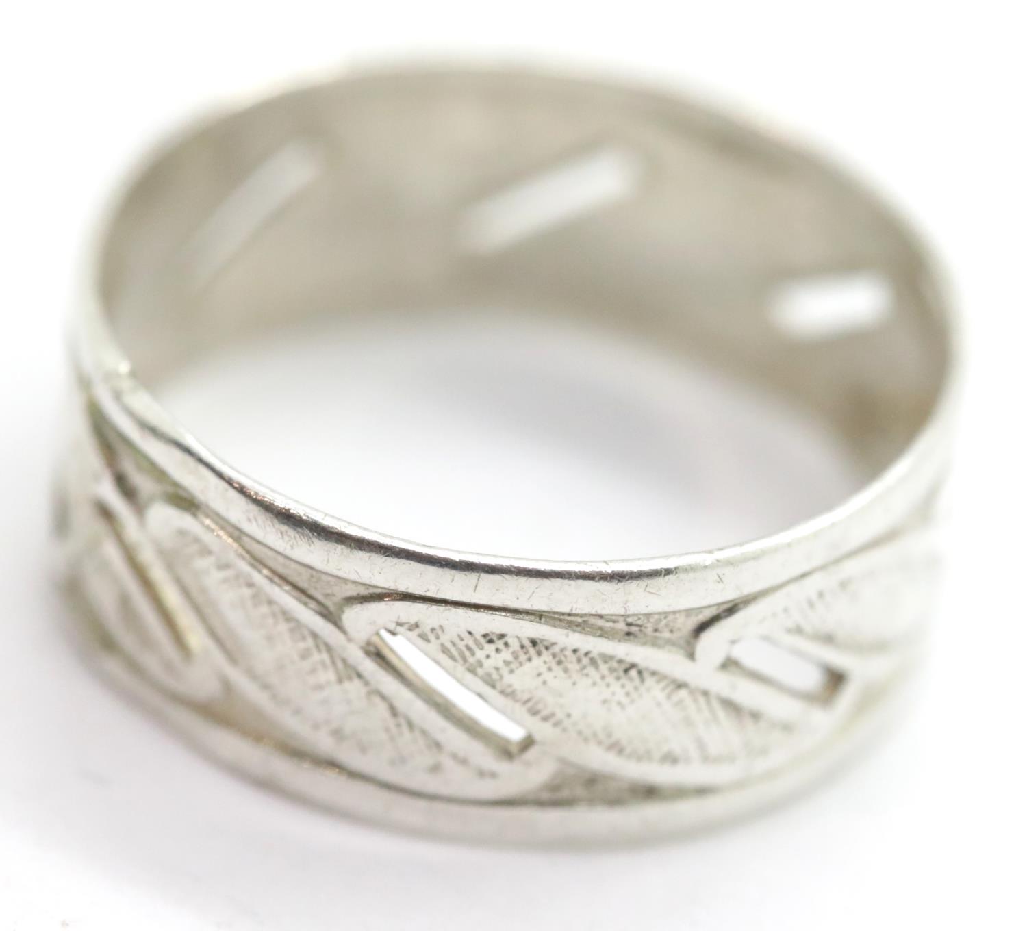 Silver ornate band ring, size R. P&P Group 1 (£14+VAT for the first lot and £1+VAT for subsequent