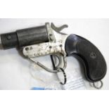 British WWII flare pistol, with deactivation certificate. P&P Group 2 (£18+VAT for the first lot and