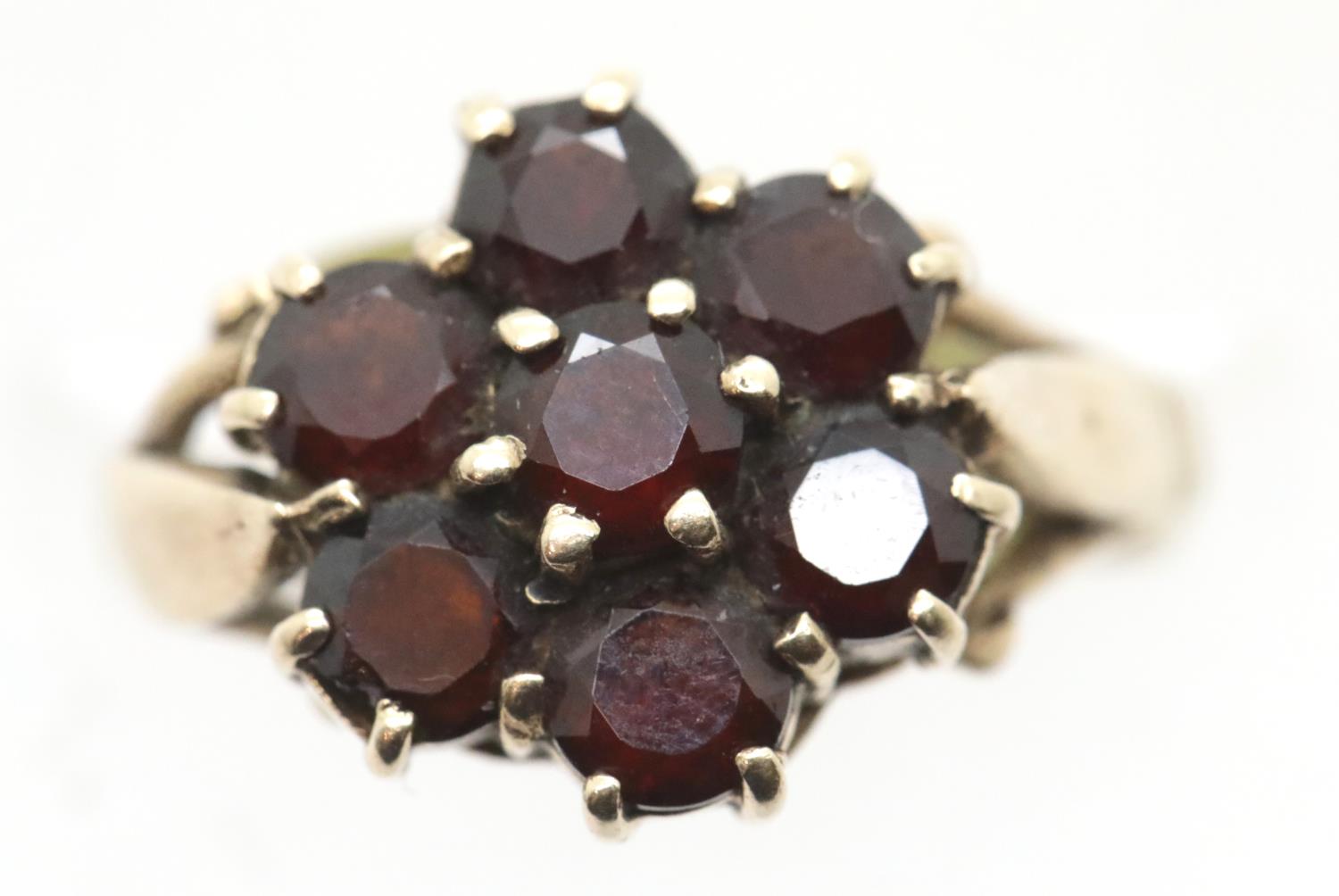 Ladies 9ct gold and seven stone garnet daisy cluster ring, size K, 3.3g. P&P Group 1 (£14+VAT for