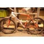 19" frame Specialized Rockhopper trail bike. This lot is not available for in-house P&P.