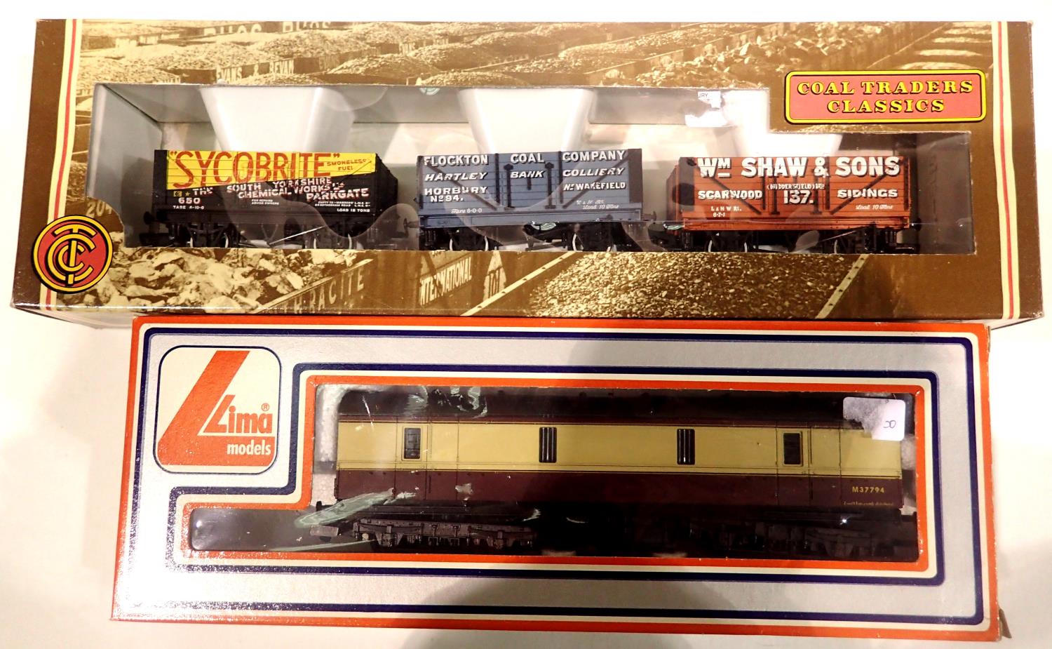 Bachmann 33-033 Yorkshire Coal Traders three wagon set and Lima full parcels, maroon/cream. P&P