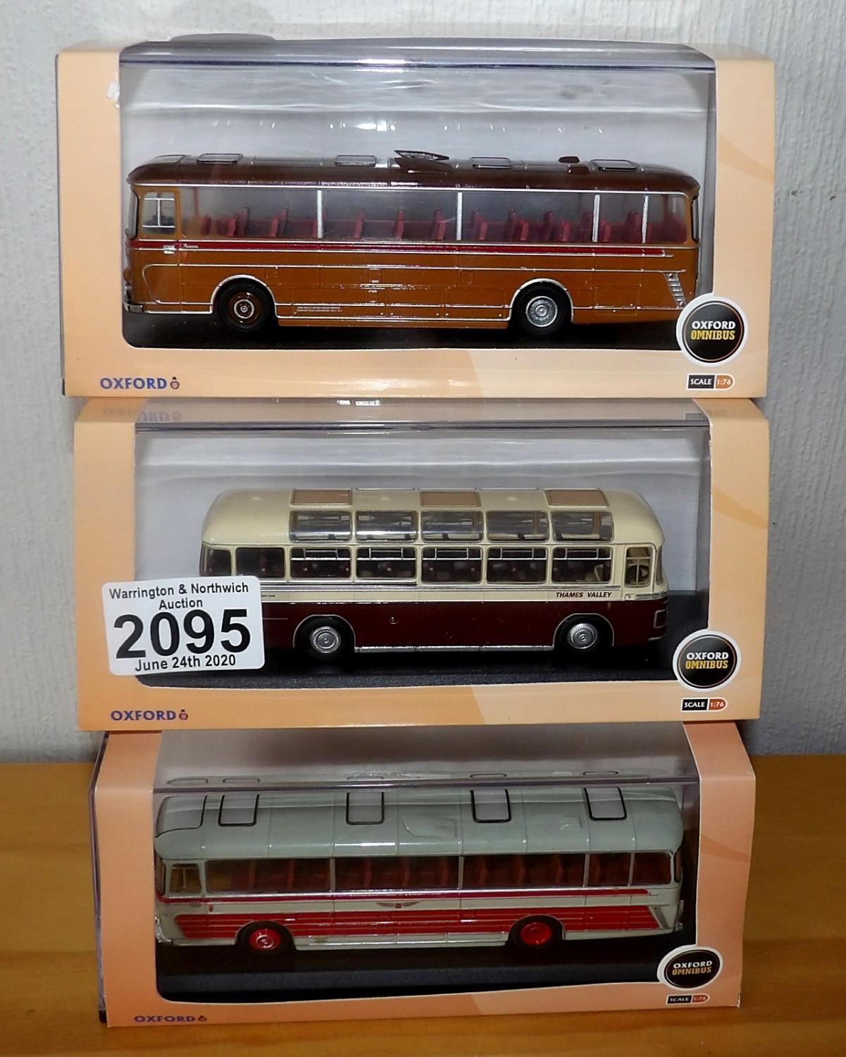 Oxford 1.76 Scale x 3 Mixed Buses. P&P Group 2 (£18+VAT for the first lot and £2+VAT for