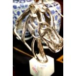 Chrome horses head on marble base, H: 42 cm. P&P Group 3 (£25+VAT for the first lot and £5+VAT for