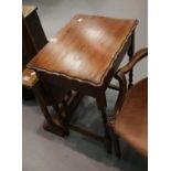 Antique oak side table with scalloped edge top and barley twist legs, 55 x 43 x 76 cm. This lot is