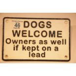 Cast iron Dogs Welcome humorous sign, 19 x 13 cm. P&P Group 2 (£18+VAT for the first lot and £2+