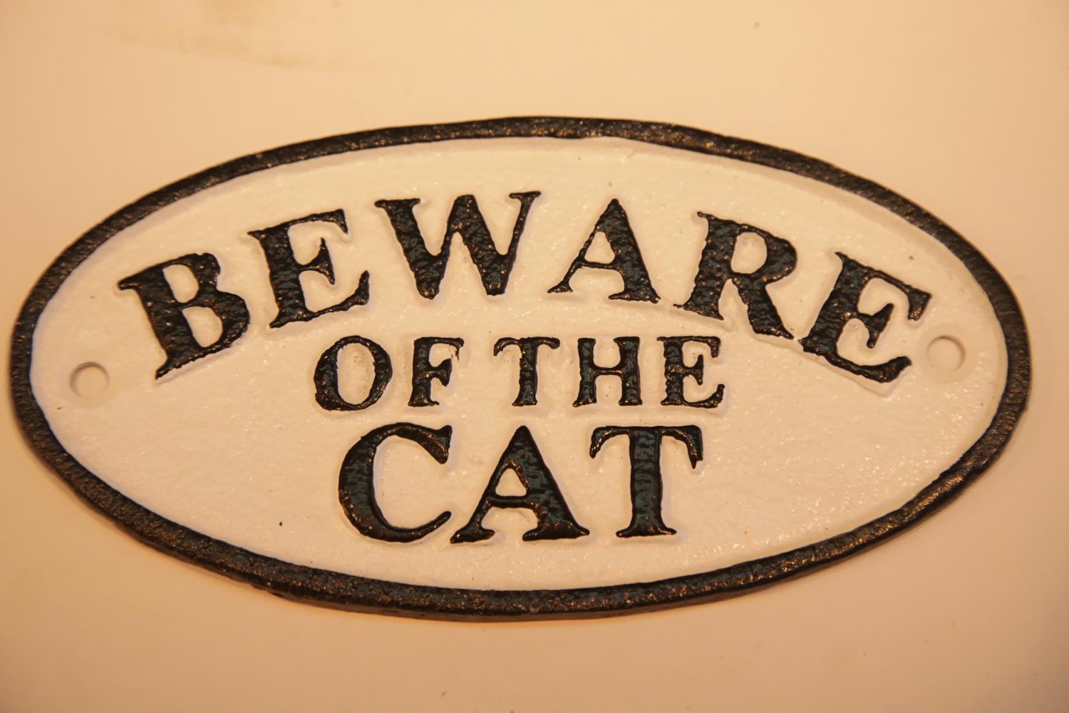 Cast iron Beware of The Cat sign, 17 x 9 cm. P&P Group 2 (£18+VAT for the first lot and £2+VAT for