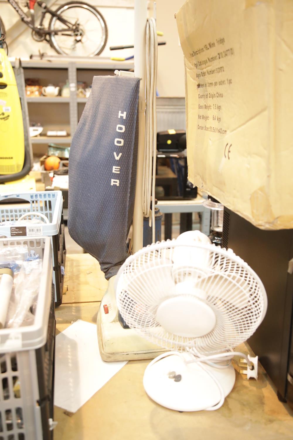 Vintage Hoover vacuum cleaner and a desk fan. This lot is not available for in-house P&P Condition