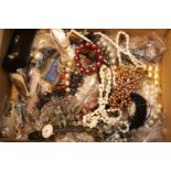 Bag of costume jewellery. P&P Group 2 (£18+VAT for the first lot and £2+VAT for subsequent lots)