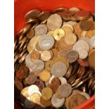 Large tub of world coinage. P&P Group 3 (£25+VAT for the first lot and £5+VAT for subsequent lots)