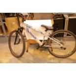 Apollo Phaze mountain bike with front suspension and 15" frame. This lot is not available for in-