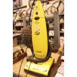 1300w upright Hoover vacuum cleaner. This lot is not available for in-house P&P Condition Report: