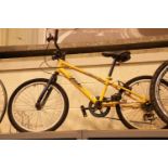Children's Apollo Fade 5 speed mountain bike. This lot is not available for in-house P&P