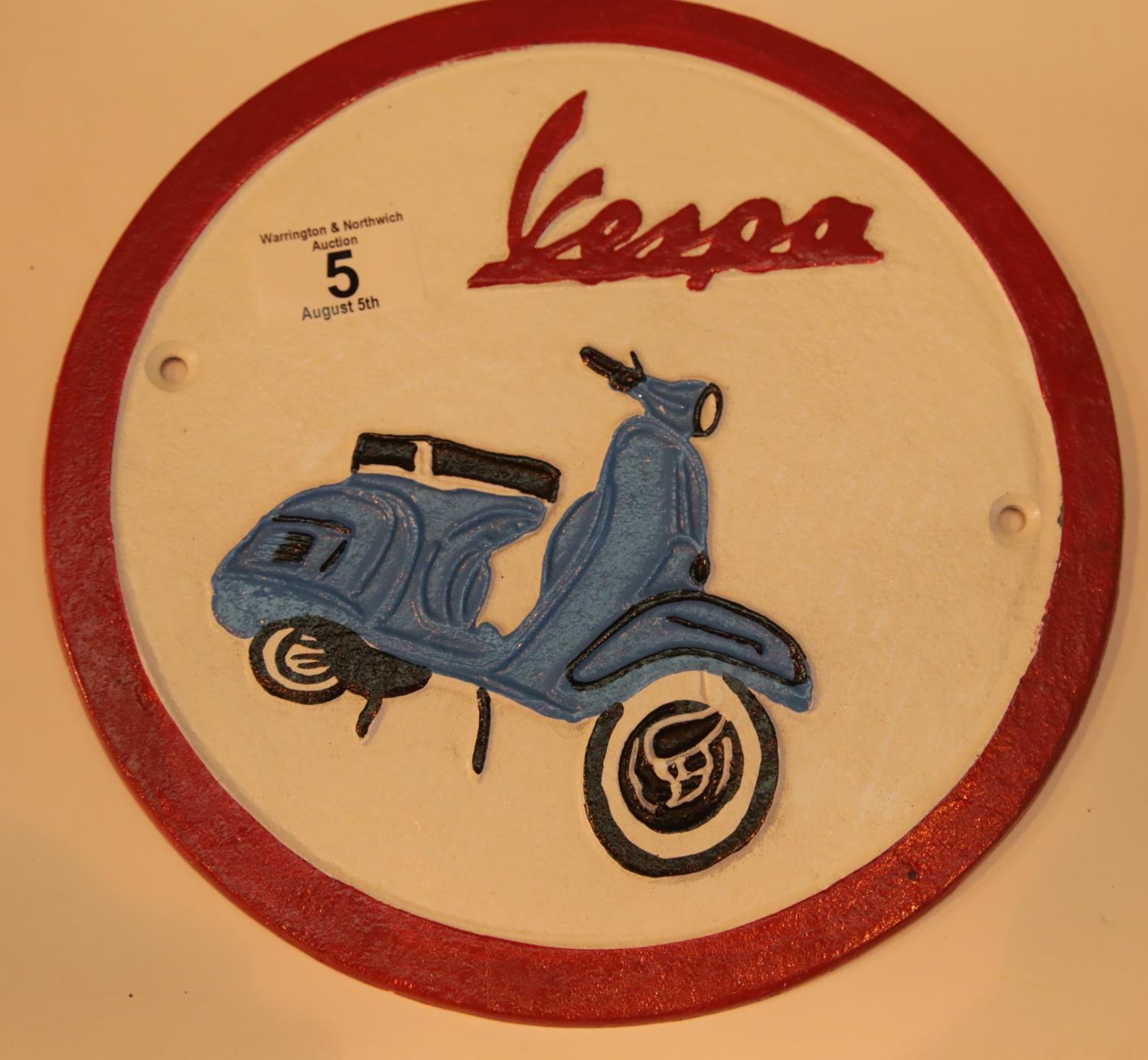 Cast iron circular Vespa sign, D: 25 cm. P&P Group 2 (£18+VAT for the first lot and £2+VAT for