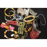 Mixed costume jewellery bangles and bracelets. P&P Group 1 (£14+VAT for the first lot and £1+VAT for