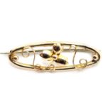 Ladies 9ct gold fancy ornate brooch. L: 3cm, P&P Group 1 (£14+VAT for the first lot and £1+VAT for