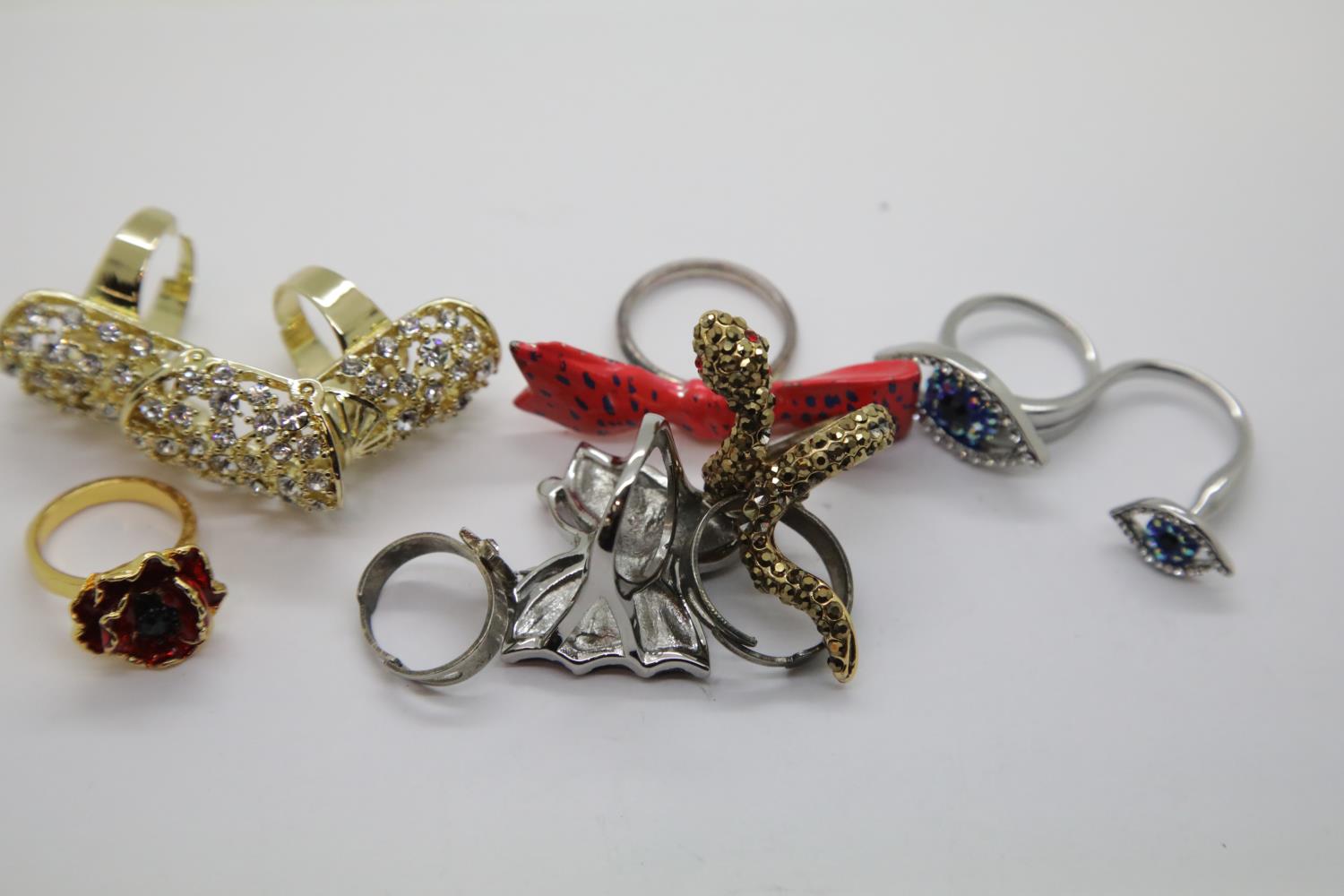 Box of mixed costume jewellery rings. P&P Group 1 (£14+VAT for the first lot and £1+VAT for