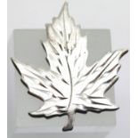 Sterling silver Maple leaf brooch by BM Co, 5g, L: 35 mm. P&P Group 1 (£14+VAT for the first lot and