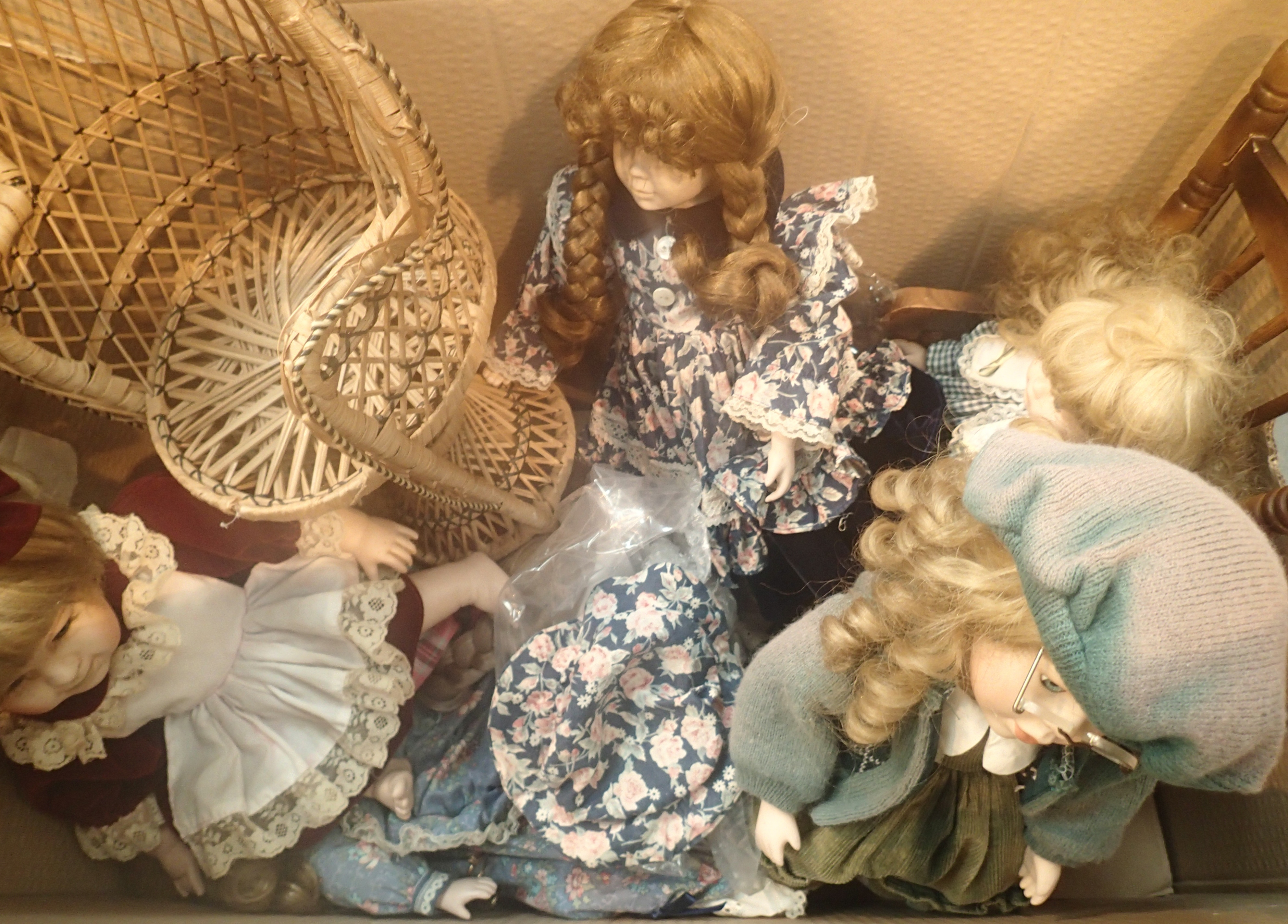 6 modern collectable dolls. This lot is not available for in-house P&P