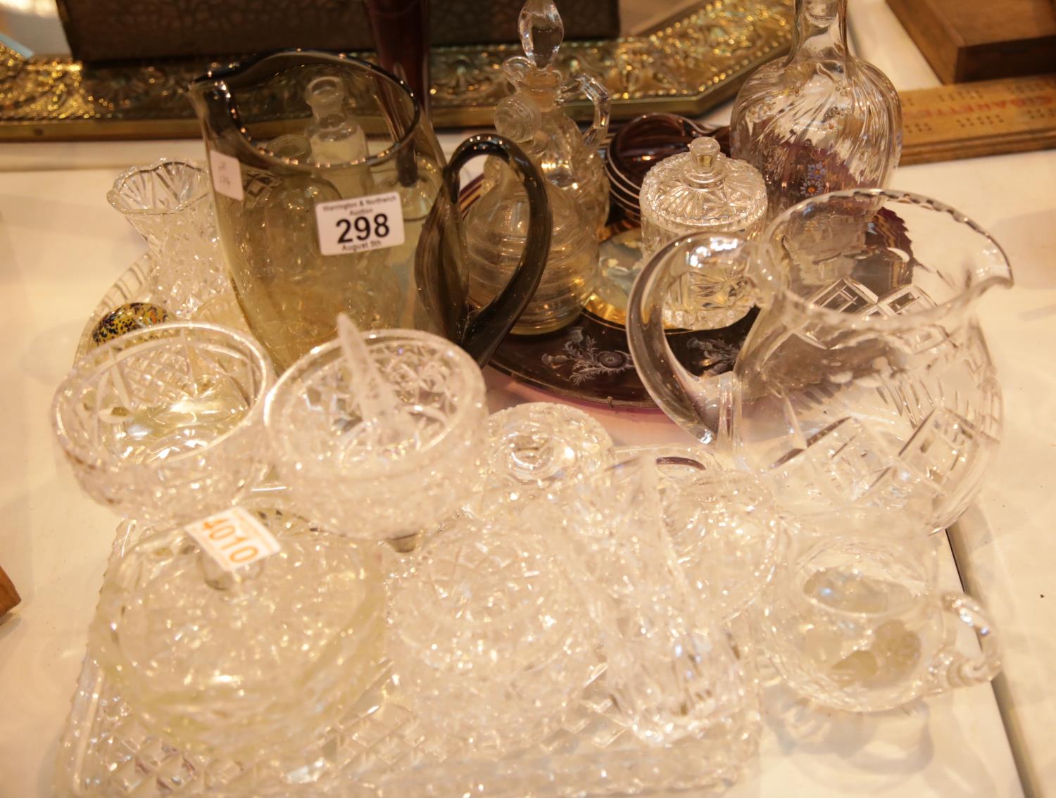 Collection of mixed crystal and glassware. This lot is not available for in-house P&P.