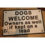 Cast iron dogs welcome sign, L: 20 cm. P&P Group 2 (£18+VAT for the first lot and £3+VAT for