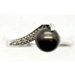 9ct white gold black pearl and diamond set ring, size P/Q, 2.4g. P&P Group 1 (£14+VAT for the