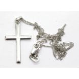 950 platinum cross pendant on a 9ct white gold chain (knotted), 2.8g. P&P Group 1 (£14+VAT for the