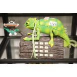 Chameleon and ladybird telephone. P&P Group 3 (£25+VAT for the first lot and £5+VAT for subsequent