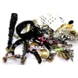 Large quantity of vintage and contemporary costume jewellery. P&P Group 1 (£14+VAT for the first lot